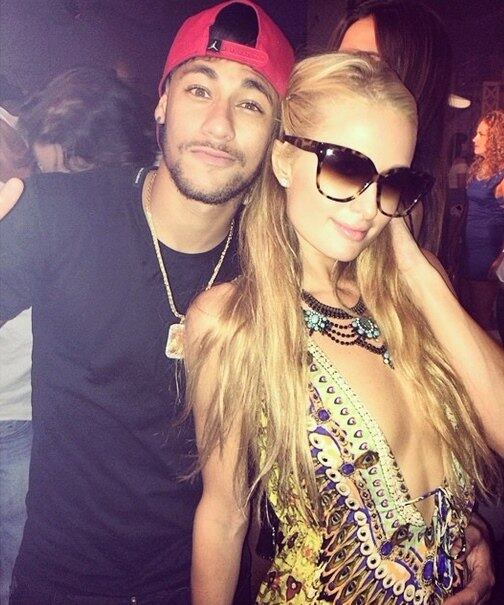 Neymar se esbaldou ainda mais nos últimos dias de descanso em Ibiza. O craque tietou a socialite Paris Hilton e foi fotografado ao lado de belas mulheres