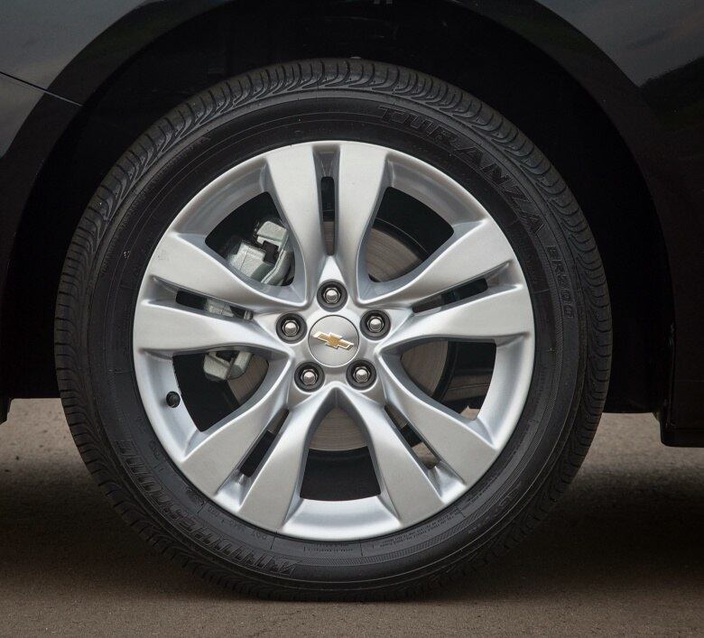 O Cruze 2015 também traz novas rodas de liga leve de 17 polegadas na versão LTZ, além de conjuntos de aro 16 redesenhados nas versões LT. Já o hatch Sport6 exibe rodas de cinco raios, com proposta mais esportiva, no pacote LTZ

Saiba tudo sobre carros! Acesse www.r7.com/carros