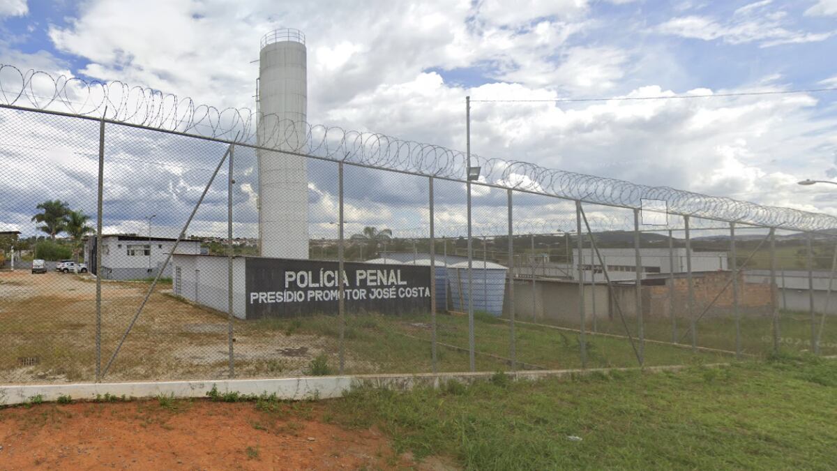 Homens estavam em escola que fica na unidade prisional