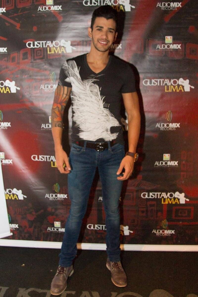 O sertanejo mostrou o visual escolhida pra noite, com calça e camiseta justas, a marca registrada de Gusttavo