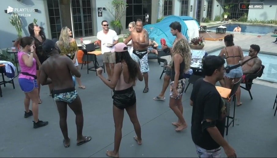 E depois, claro, canta sucessos próprios e de outros artistas do axé. Ele até puxa as coreografias e coloca todo mundo para dançar