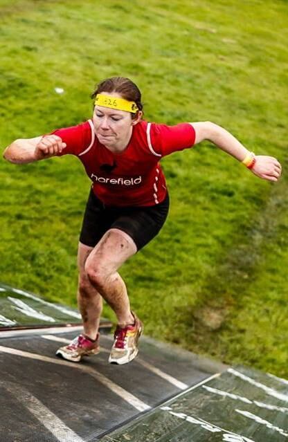 A alemã Janka
Penther já não aguentava mais sofrer as complicações de uma fibrose cística
quando começou a planejar suicídio assistido. A doença, genética e sem cura,
leva ao acúmulo de germes e bactérias nas vias respiratórias. Em entrevista
exclusiva ao R7, Janka conta que era surfista amadora e trabalhava no ramo de
turismo, mas a enfermidade já a tinha condenado a ficar de cama. Após um transplante, ela superou a doença e se tornou maratonista