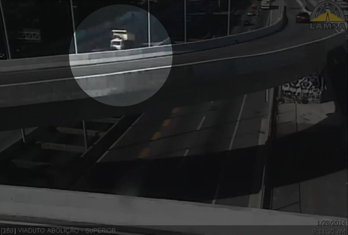 Menos de um minuto após o caminhão entrar na linha Amarela, a caçamba começou a se levantar, lentamente