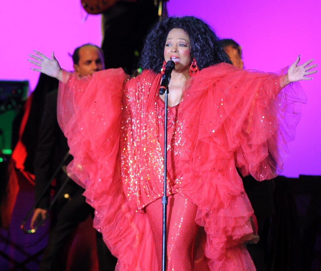 Conhecida inicialmente como uma das três cantoras da banda The Supremes, Diana conseguiu alçar voo solo e se transformar num dos principais nomes da música americana. Além dos palcos, brilhou como atriz. No filme O Ocaso de uma Estrela (1972), interpretou Billie Holiday e se tornou a segunda negra a ser indicada ao Oscar de Melhor Atriz. Admirada por Michael Jackson, foi inclusa no testamento do músico. A última vez que esteve no Brasil foi em 2013, aos 70 anos