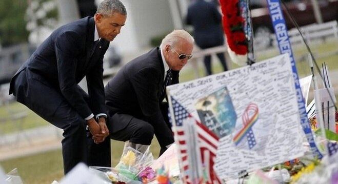 Presidente dos Estados Unidos, Barack Obama (E), e vice-presidente dos EUA, Joe Biden, colocam flores em memorial para as vítimas do massacre em uma boate gay em Orlando
