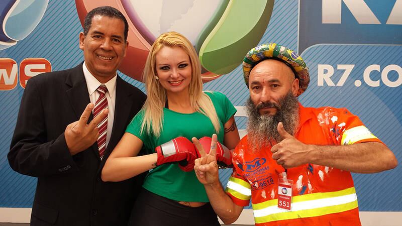 O debate do R7 colocou frente a frente dois inimigos mundiais: Barack Obama (Cosme Barack Obama, candidato) e Bin Laden (que não morreu e também é candidato). A Mulher Pêra (PTdoB) foi o ponto de equilíbrio entre os dois e também apresentou propostas. Todos eles disputam seu voto para chegar à Câmara dos Deputados em 2015. Assista ao vídeo