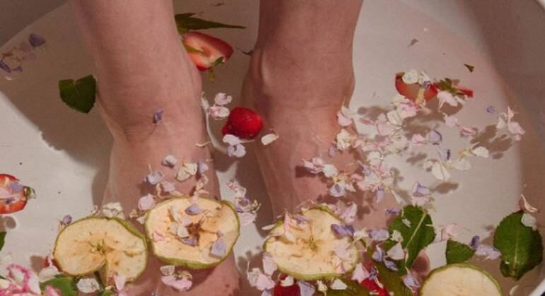 O acréscimo de outros itens pode potencializar os efeitos de bem-estar dessa técnica. "Pode-se acrescentar, por exemplo, o sal grosso, que ajuda a drenar o excesso de líquido e diminuir o inchaço, e óleos essenciais como de lavanda, capim-limão e camomila, que têm uma ação relaxante, inclusive ajudando no sono", ensina ela