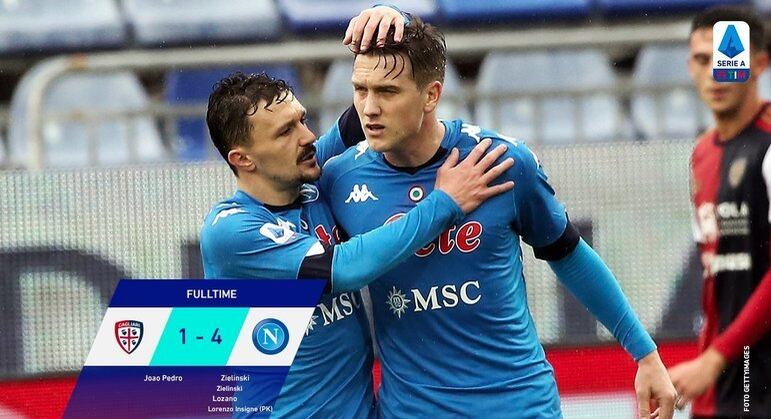 Zielinski, à direita, dois dos gols do Napoli em Cagliari