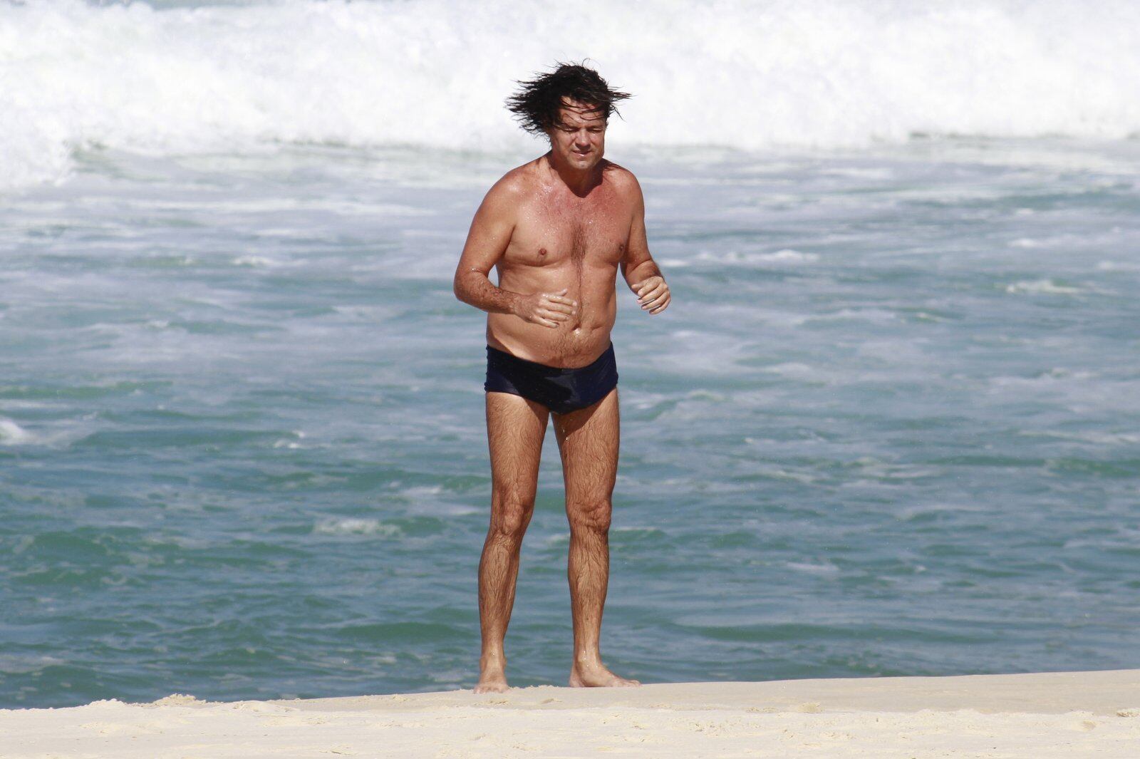 Ao deixar a água, Felipe chacoalhou a cabeça e ficou todo descabelado