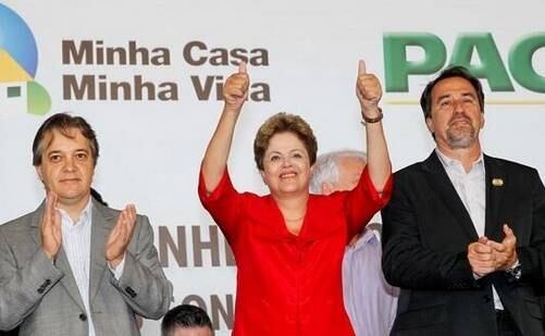 Presidente durante assinatura para a construção do Residencial Pinheirinho nesta terça-feira (25)