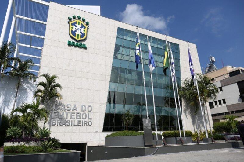 Quando a bola parou de rolar, o Brasil estava em meio a competições estaduais, regionais e a Copa do Brasil. Cada federação teve autonomia para definir quando retomaria sua rotina