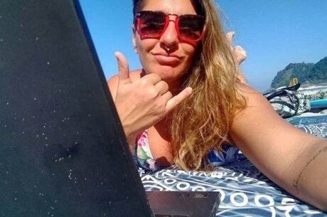 Usando a internet do celular, Luciana Zago consegue trabalhar da areia
