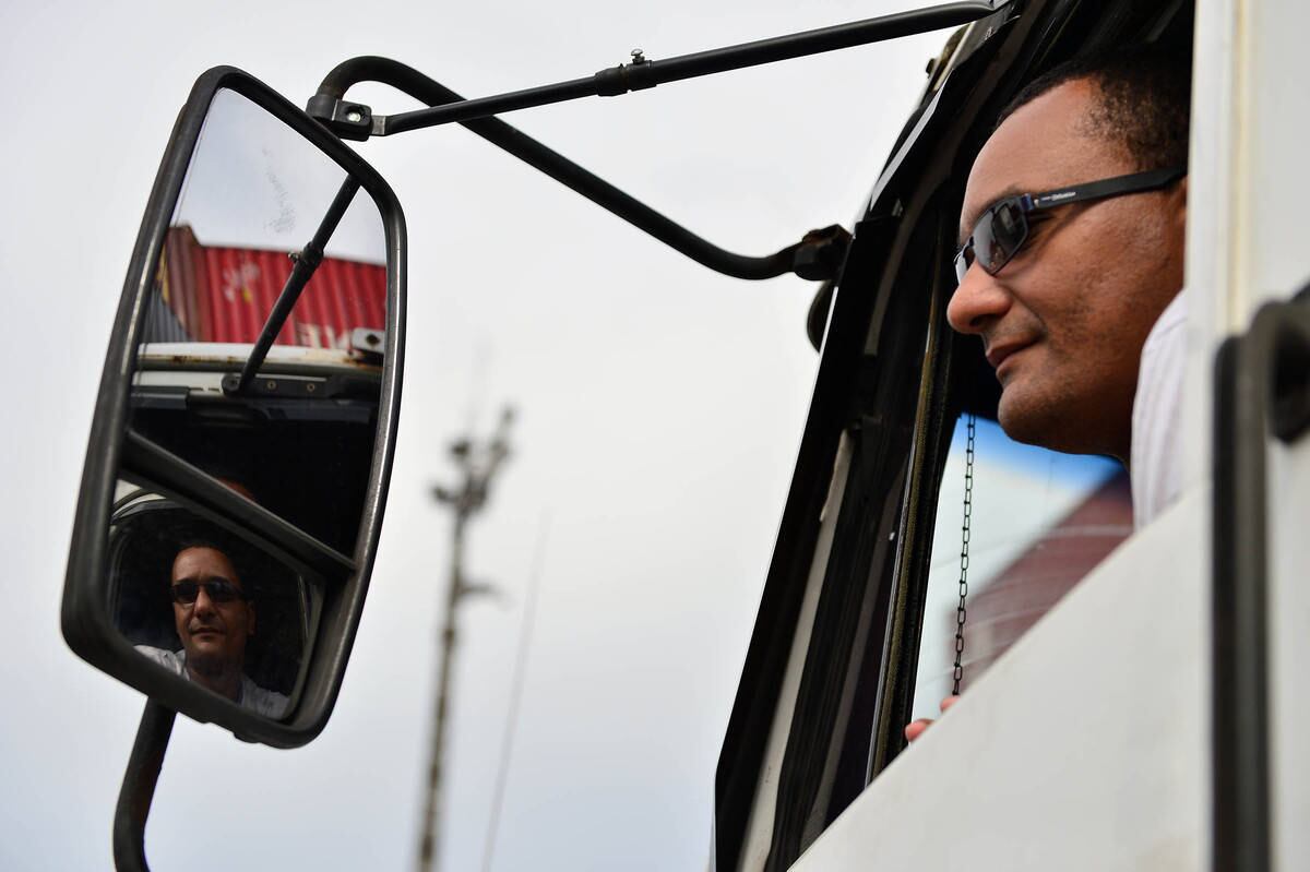 O caminhoneiro Francisco Carlos, de 39 anos, está na profissão há 15 anos. Para ele, a situação é complicada por causa do valor baixo do frete, do alto custo do combustível e da cobrança no pedágio mesmo com eixo erguido (o que é feito pelos caminhoneiros quando o veículo não está carregado). Leia mais