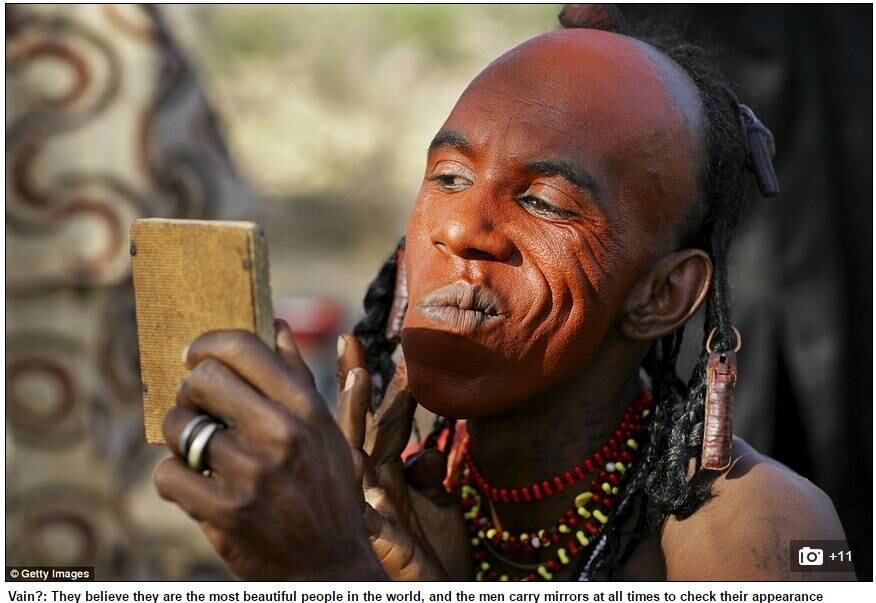 Os participantes se maquiam e vestem vestidos e acessórios elaborados para a ocasião. Os Wodaabes acreditam que olhos brilhantes, dentes brancos e um narizes pontiagudos tornam os homens mais bonitos