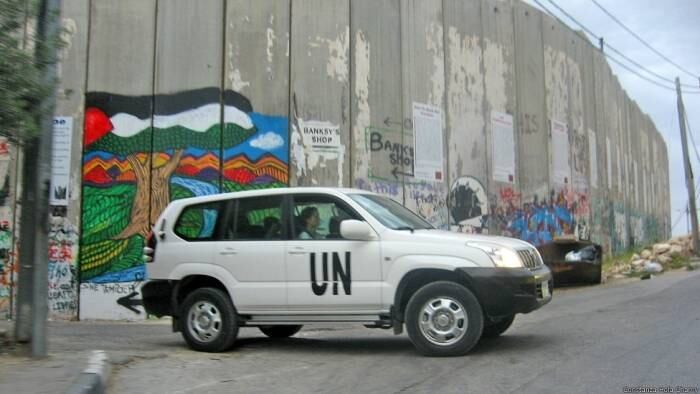 A barreira, de cerca de sete metros de altura, começou a ser construída há mais de uma década, em meio à segunda Intifada. Segundo o governo de Israel, a barreira de segurança está sendo construída com o único propósito de salvar as vidas dos israelenses. Veículos da ONU são presença constante no local