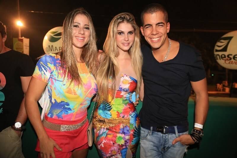 Bárbara Evans caprichou no decotão e escolheu um vestido colorido para cair na folia