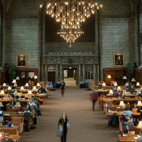 A Universidade de Chicago, nos EUA, tem grande história em artes e ciência. Além disso, ela é conhecida por suas escolas profissionais. Em 2018, 98 ganhadores do Prêmio Nobel eram afiliados a estudantes, professores ou funcionários, uma das mais altas concentrações de prêmios do mundo. A U of C foi fundada em 1890.