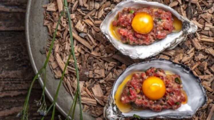 Um show de sofisticação! Foi essa a proposta de Simone Matos com ostras muito bem apresentadas. Quem também amou?