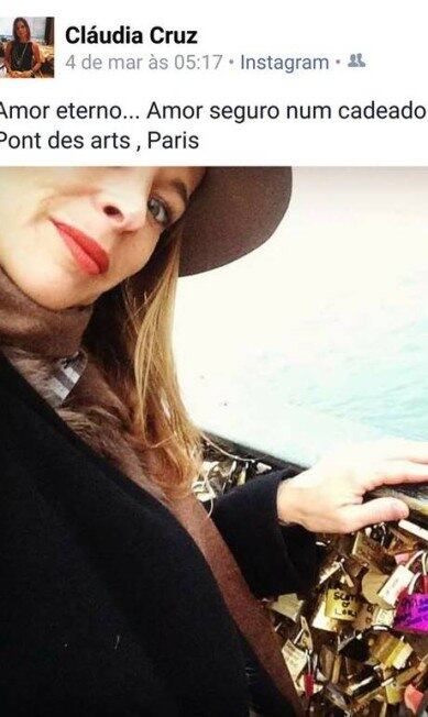 Acima, a jornalista na Pont des Arts, em Paris, França. O local é conhecido pelos cadeados deixados pelos casais, como prova de amor.