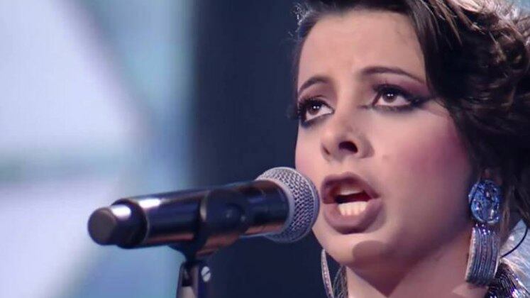 Não teve quem não se impressionou com a voz da Débora Neves. Com a música Con Te Partirò, ela conquistou um lugar na final após levantar os 100 jurados 
