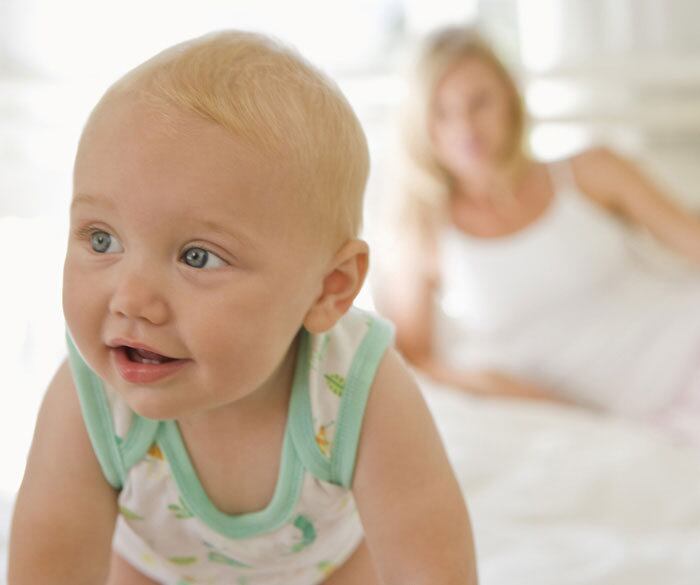 Preste atenção nas pessoas acima dos 75 anos e nos bebês de até um ano. Ofereça bastante água para eles. Bebês que se alimentam exclusivamente do leite materno podem ganhar um pouquinho de água. Se ele estiver inquieto depois da mamada e não se acalmar, ofereça um pouco de água
