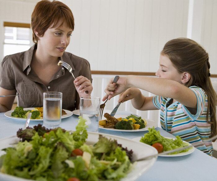 Na hora das refeições, prefira comidas leves como saladas, frutas, verduras, macarrão com molhos leves e pouca carne
