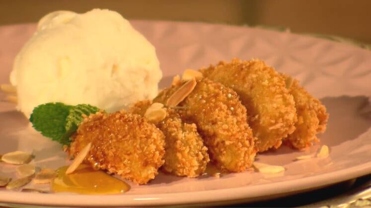 Doce de alcachofra crocante




Ingredientes


1 litro de água


6 gotas de essência de amêndoa


400 g de açúcar


4 laranjas


500 g de fundo de alcachofra congelado


2 ovos inteiros

300 g farinha de arroz


300 g farinha panko

 



Calda


2 colheres de mel


1 laranja


1 cravo




Sorvete


4 bolas de sorvete de creme


1 fundo de
alcachofra em caldas picado em pequenos cubos

 



Modo de preparo:


Em uma panela ferver 1 litro de água, a essência de amêndoa, 400 g de açúcar e  o suco das
4 laranjas;

Acrescentar as alcachofras e deixar ferver por 10 minutos,  escorrer e reservar;

Para a calda, em uma outra
panela, adicione o suco de 1 laranja, mel e o cravo;


Leve ao fogo para reduzir o volume e reserve até
esfriar;


Para empanar, primeiro passe
na farinha de arroz, em seguida nos ovos batidos e depois na farinha panko. Fritar em óleo quente até dourar;


À parte, misture as alcachofras picadas no sorvete;


Para a montagem, coloque a
calda no fundo do prato. Em seguida, sobreponha a alcachofra frita e acrescente uma bola do sorvete.




Acompanhe o quadro Mitos e Verdades, no programa Domingo Espetacular, que vai ao ar todos os finais de semana, às 19h45, na Record TV.

 

 

 