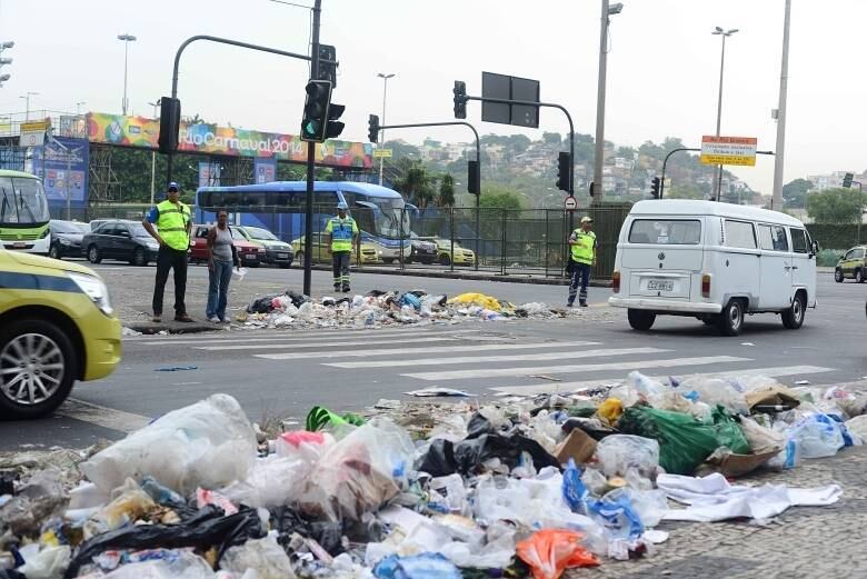 Os grevistas negam e dizem que os policiais das escoltas têm usado da violência verbal para garantir a limpeza, principalmente das ruas na zona sul do Rio. Apesar do serviço desses funcionários, ruas do Rio amanheceram mais uma vez cheias de lixos, que causam o mau cheiro por quase toda cidade