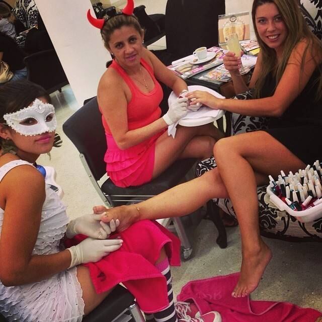 Mulher do craque Valdivia, Daniela Aranguiz chegou animada ao Brasil e já correu para o salão para dar um último retoque nas unhas. As manicures já estavam à caráter para a festa.

Mais cedo, Daniela havia postado uma foto de Valdivia de sunga, acompanhada de uma declaração de amor para o marido
