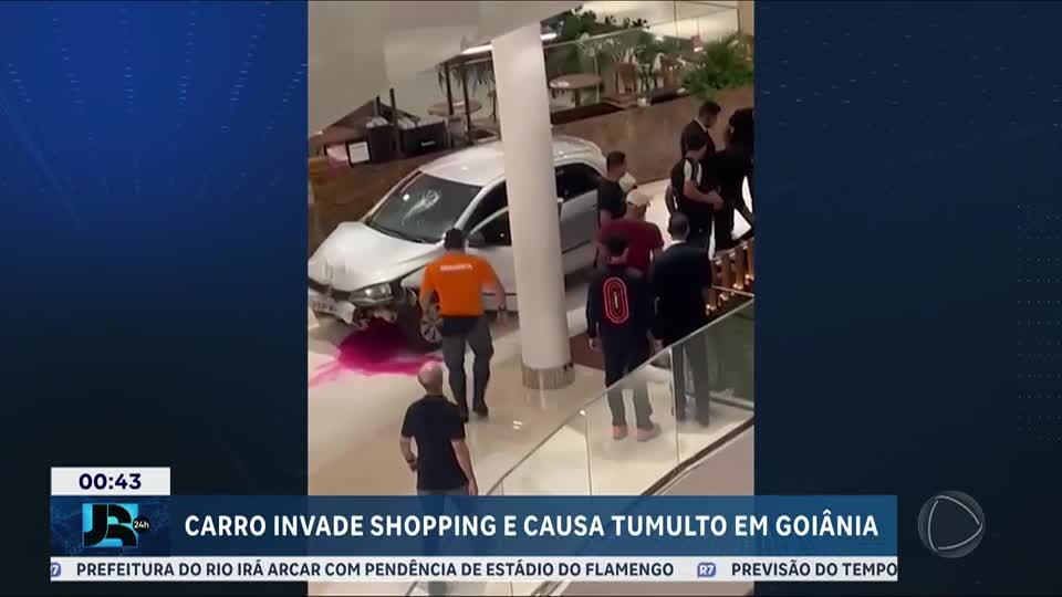 Motorista entra com carro em alta velocidade em shopping de Goiânia (GO)