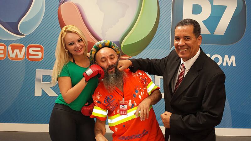 Os três participantes do debate do R7 posaram para fotos antes do início do evento. Assista ao vídeo