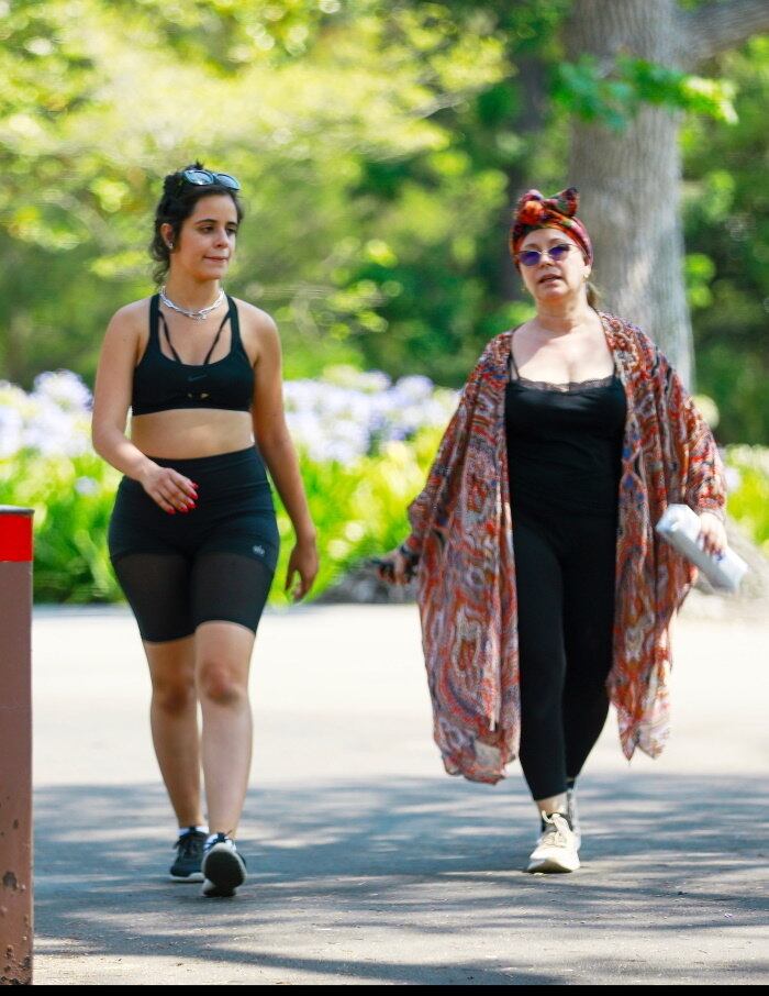 A mãe da cantora, Sinuhe Estrabao, também acompanhou o casal durante os exercícios no parque