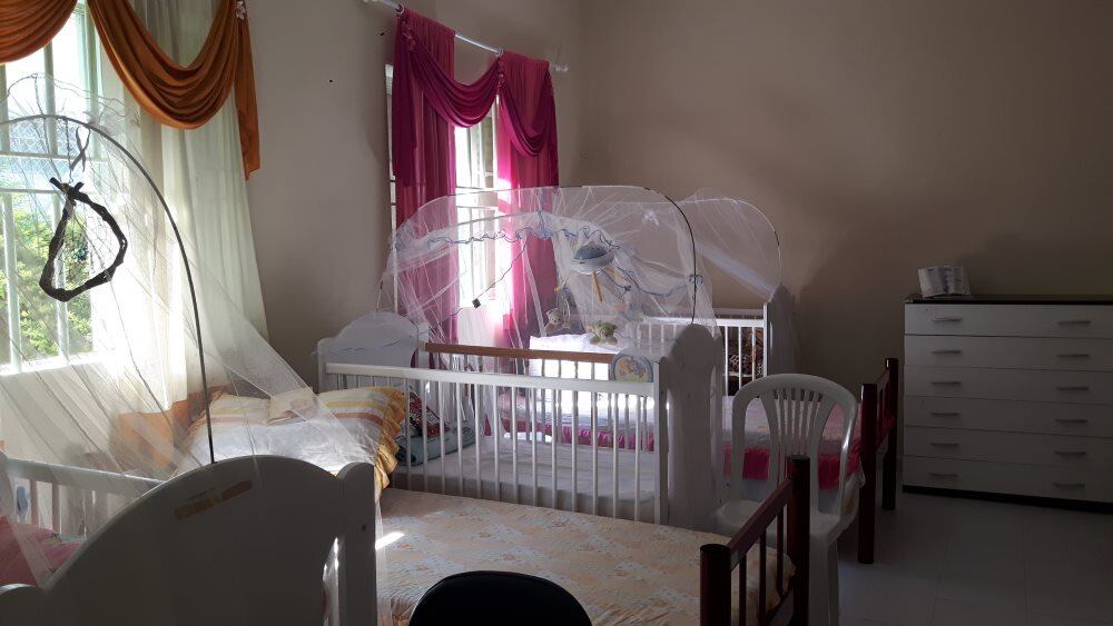 As jovens são divididas em dois quartos, onde ficam camas, cadeiras e berços