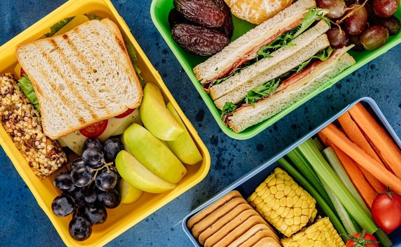 Com a volta ao trabalho presencial cada vez mais recorrente, muitos têm optado por levar marmita para a hora do almoço, tanto numa tentativa de comer de maneira mais saudável quanto para economizar. Mas é preciso observar alguns pontos importantes para fazer uma refeição equilibrada e que permaneça saborosa depois de transportada e aquecida. Para isso, a nutricionista clínica Priscilla Primi Hardt, de São Paulo (SP), dá 7 dicas importantes para acertar na escolha dos alimentos,  armazená-los corretamente e prepará-los com antecedência, a fim de facilitar a vida. Confira nas próximas fotos