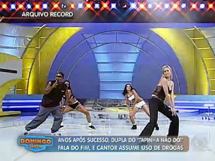 Por que
MC Naldinho não conseguiu emplacar outros sucessos? Será que MC Bela abandonou
o funk? O que causou o fim da dupla? Você pode até não gostar, mas ouviu
bastante o hit Tapinha não Dói

+ Aproveite e confira as matérias do programa Domingo Show

+ Já curtiu a página do Domingo Show no Facebook? É só clicar!

+ Siga o Domingo Show no Twitter e receba todas as notícias do programa