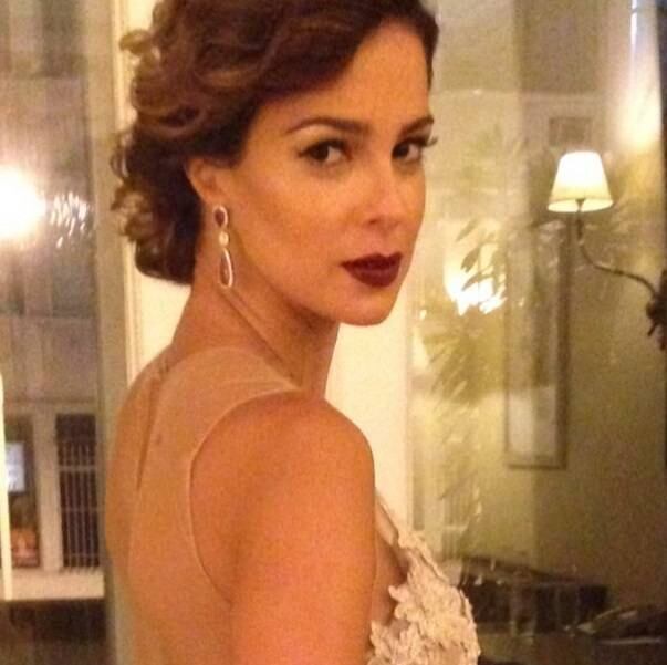 Detalhe para o cabelo e a maquiagem da mulher de Rodrigo Faro
