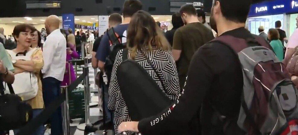 Passageiros se aglomeraram no aeroporto na manhã desta quinta-feira (2)