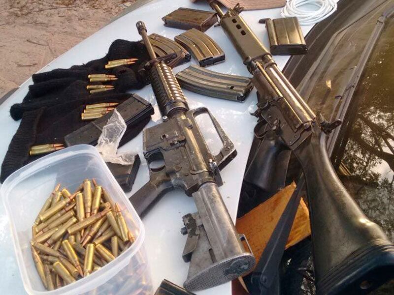 Policiais apreenderam dois fuzis , 400 munições, além de brucutu, cordão detonador, uma caminhonete L200 e duas motos de trilha
