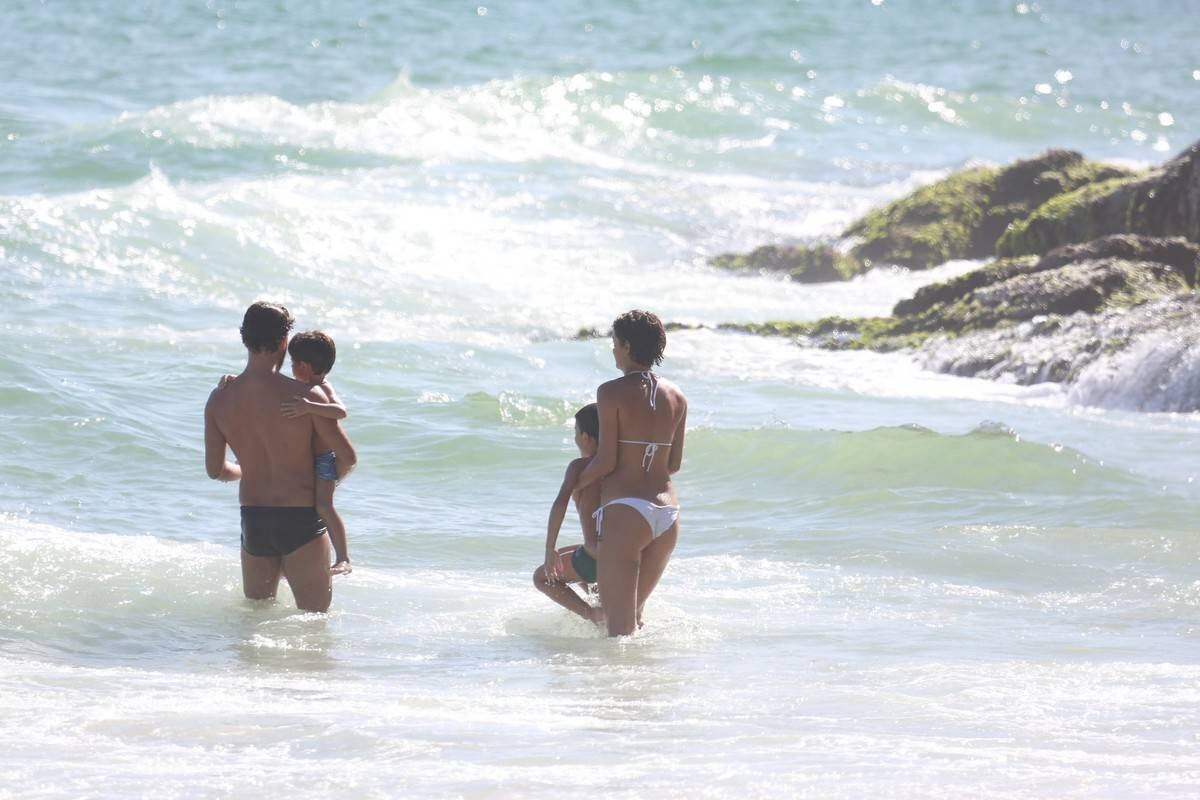 Sophie Charlotte e Daniel de Oliveira se divertem em praia com a família