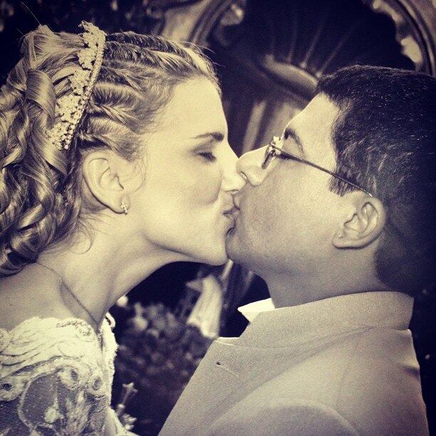 Na vida real, Tom é um homem apaixonado, pai de dois filhos e fã de tatuagens 