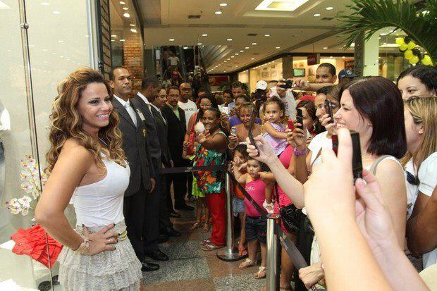 Antes de decidir o
que fazer com a grana, muitos
apareceram do nada pedindo dinheiro à ex-peoa, revelou a própria Viviane à
reportagem. A empresária e assessora, Débora Martinez, acompanha
a conversa, ri e complementa:

— Eles [pessoas
próximas, amigos e fãs] nem pediam dinheiro emprestado, mas doado mesmo, sem
precisar pagar de volta. A gente tenta contornar esse tipo de situação