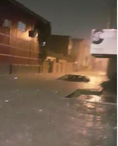 Carro fica preso em alagamento