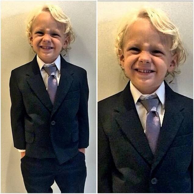 De terno e gravatinha, ele parece um verdadeiro "homenzinho"