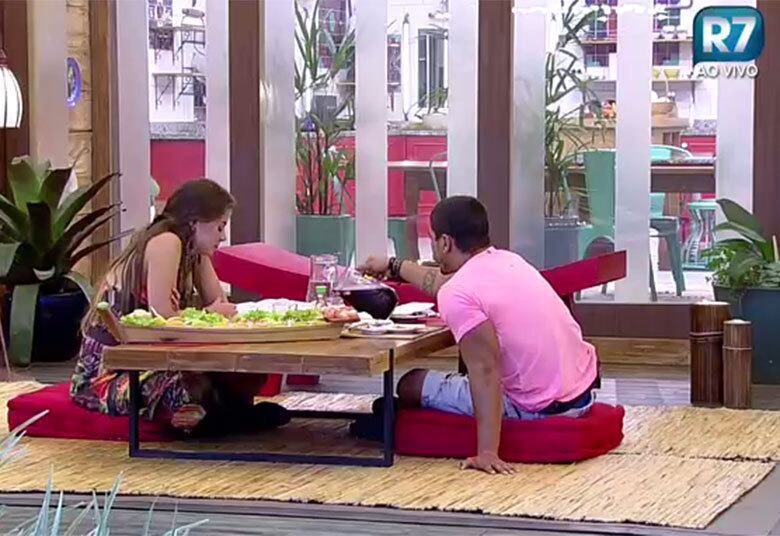 No mesmo dia, Rayanne foi
presenteada com jantar japonês. Isso tudo porque Douglas venceu uma atividade
de mímicas e teve o direito de levar um acompanhante. “Primeiro Fazendeira,
depois carta da família, agora esse jantar. Que semana boa”, falou a beldade 

+ Em atividade, peões comentam momentos marcantes de cada uma das semanas de confinamento
+ Turma do Ronco: Peões descansam durante a tarde do último sábado de A Fazenda 8
+ Douglas, Rayanne e Ana Paula cantam músicas de Latino e peão enfatiza: “Quem planta sacanagem colhe solidão”


