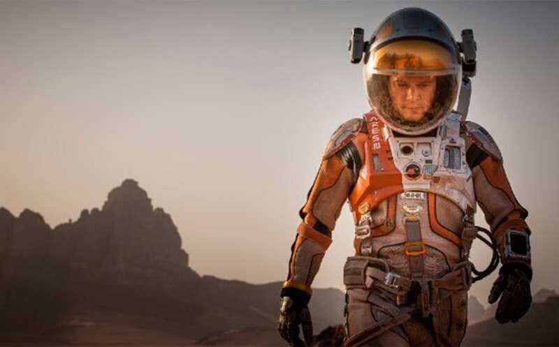 Perdido em Marte
Um dos grandes sucessos de 2015, rendendo quase US$ 600 milhões de bilheteria, o filme também tem chances de levar por seu estilo "cool" e divertido. A ótima atuação de Matt Damon também ajuda a deixar o longa mais interessante. Ele vive um astronauta deixado em Marte durante uma missão. Seus colegas acham que ele morreu, mas ele conseguiu sobreviver. O problema é que a próxima nave que poderia buscá-lo só chegará em quatro anos. Além de Melhor Filme de Comédia, concorre a Melhor Diretor para Ridley Scott e Melhor Ator de Comédia para Matt Damon