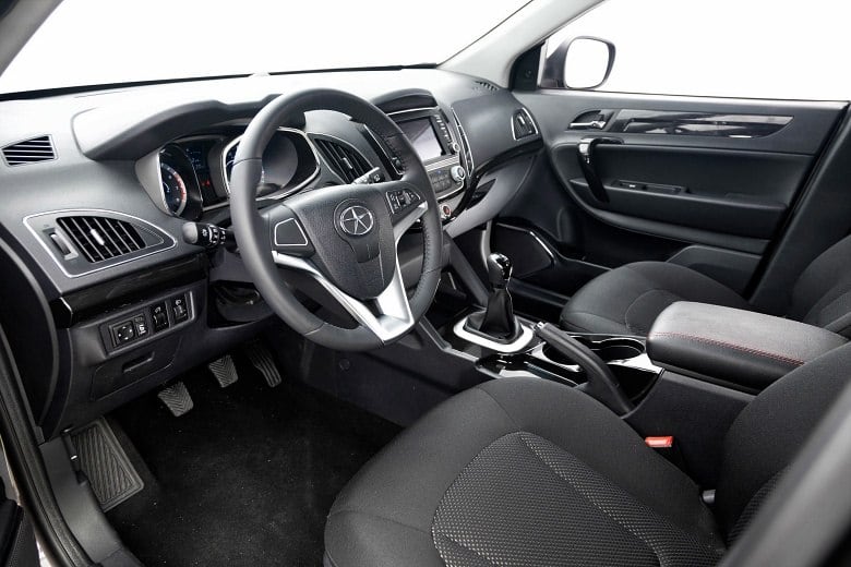 Diante da concorrência, o atributo que mais deve atrair clientes para o T6 é o espaço interno. Com porte médio e preço de compacto, o modelo chinês impressiona dentro da cabine. Cinco adultos viajam com conforto