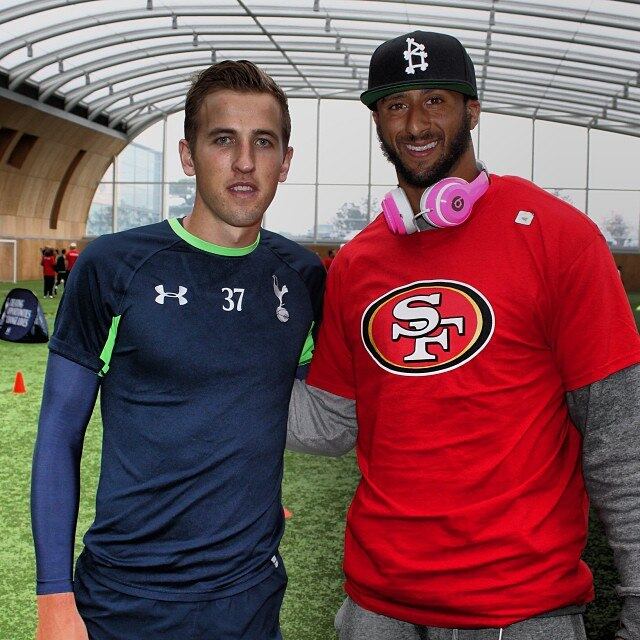 O quarterback Colin Kaepernick, do San Francisco 49ers, visitou os treinamentos do Tottenham. Kane mostrou o seu lado tiete e tirou uma foto ao lado do atleta

Veja também: Tá de brincadeira? Konami pisa na bola com amantes do PES