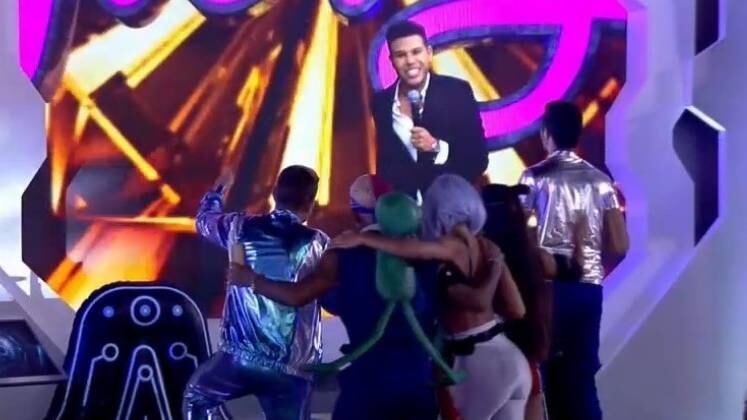 Show ao vivo

Nas comemorações de A Fazenda os participantes puderam curtir o show de diversos artistas. Na festa Galáxia, o cantor
Tierry embalou a noite dos peões e fez todo mundo tirar o pé do chão! O ponto alto ficou por conta do sucesso Rita