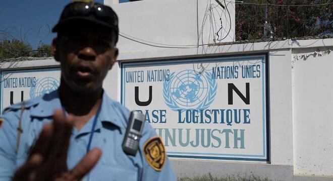 Policial impede passagem próximo à sede do Minustah em Porto Príncipe, Haiti