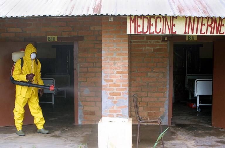 Funcionário do departamento de saúde usa desinfetante em hospital para prevenir novas infecções com o vírus ebola